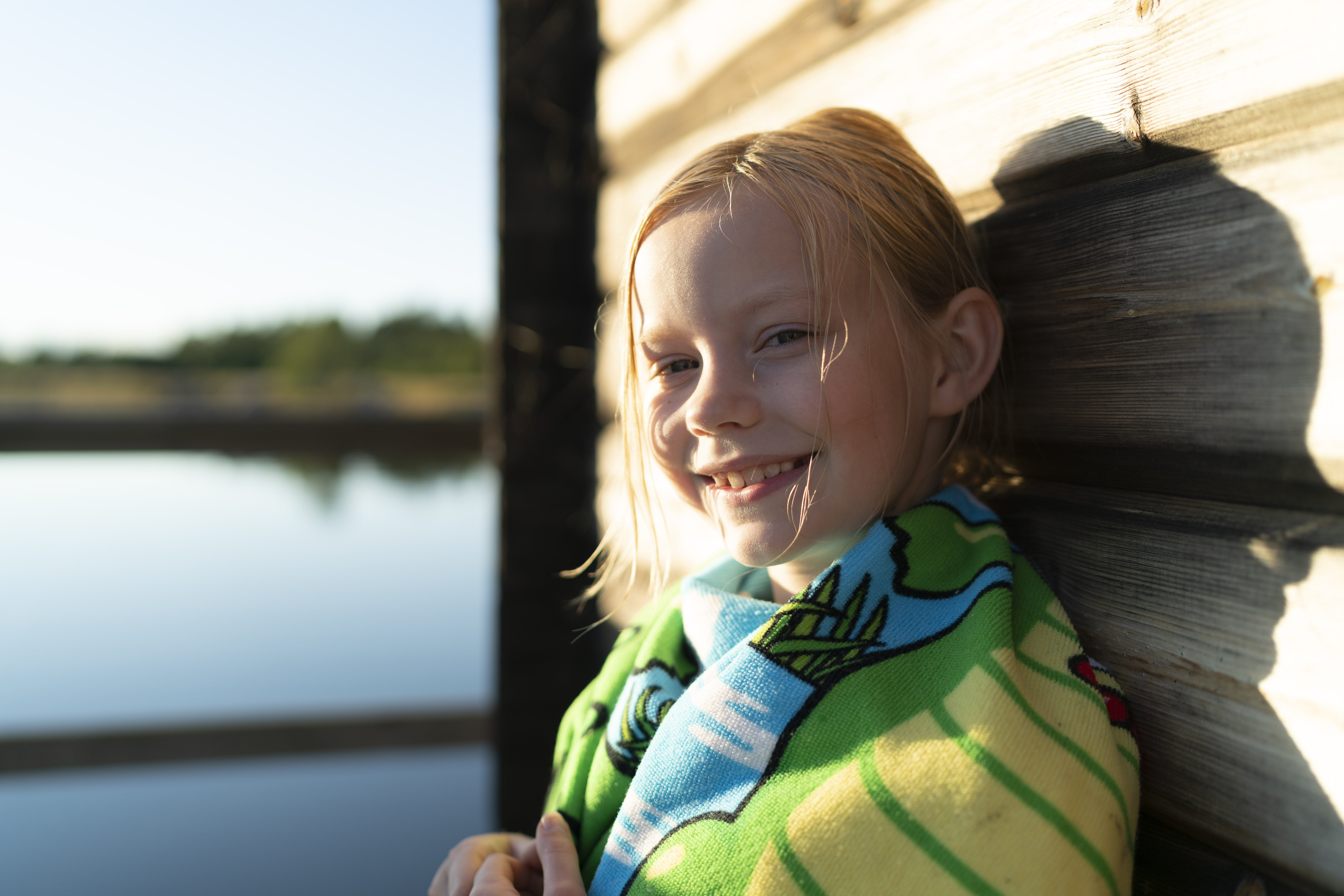 Ett barn i badrock utanför basun vid Stenö havsbad