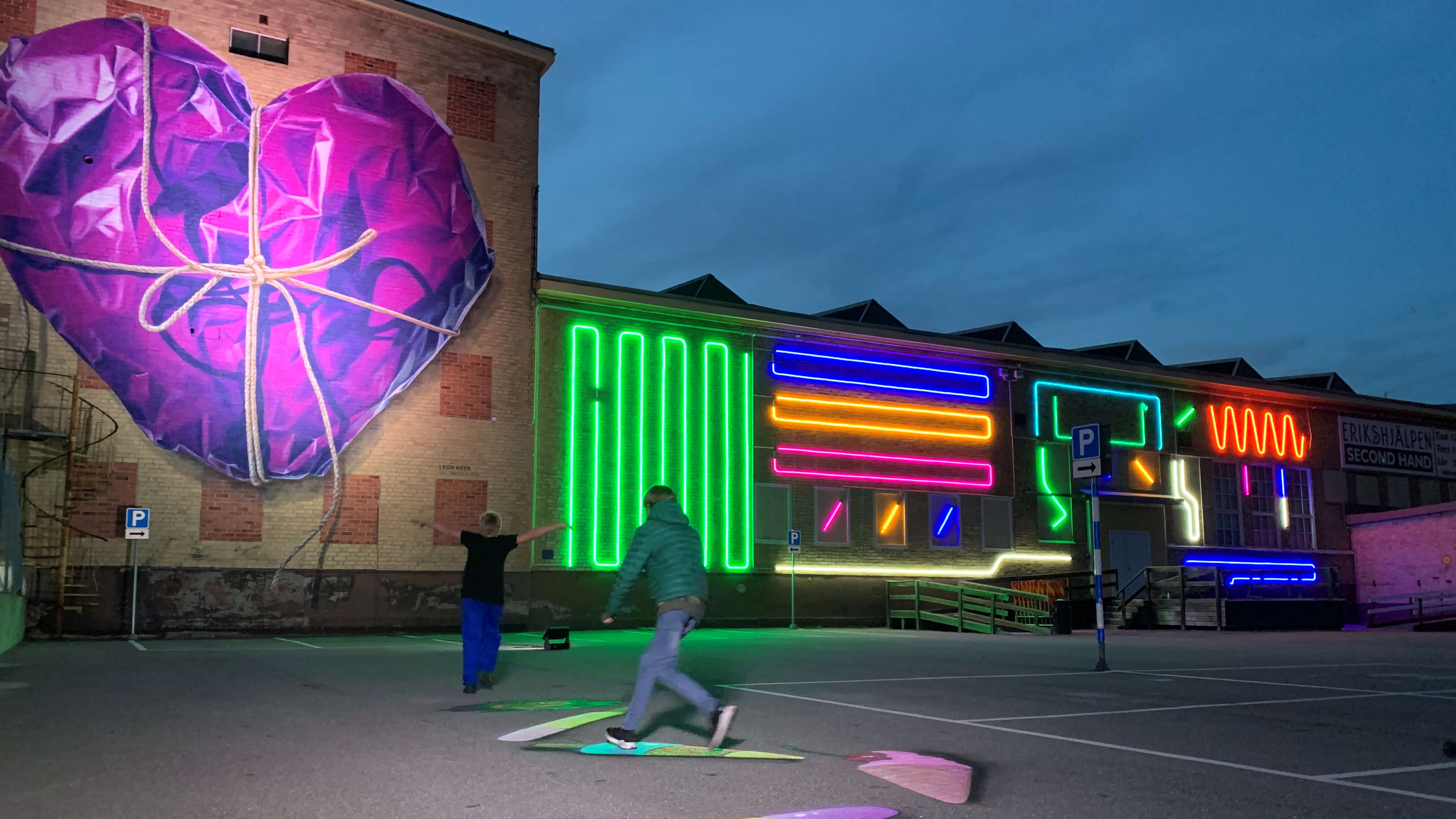  Konstverken ”Wrapped” - av den holländske konstnären Leon Keer och Neon Mural #9 - av den spanske konstnären Spidertag.