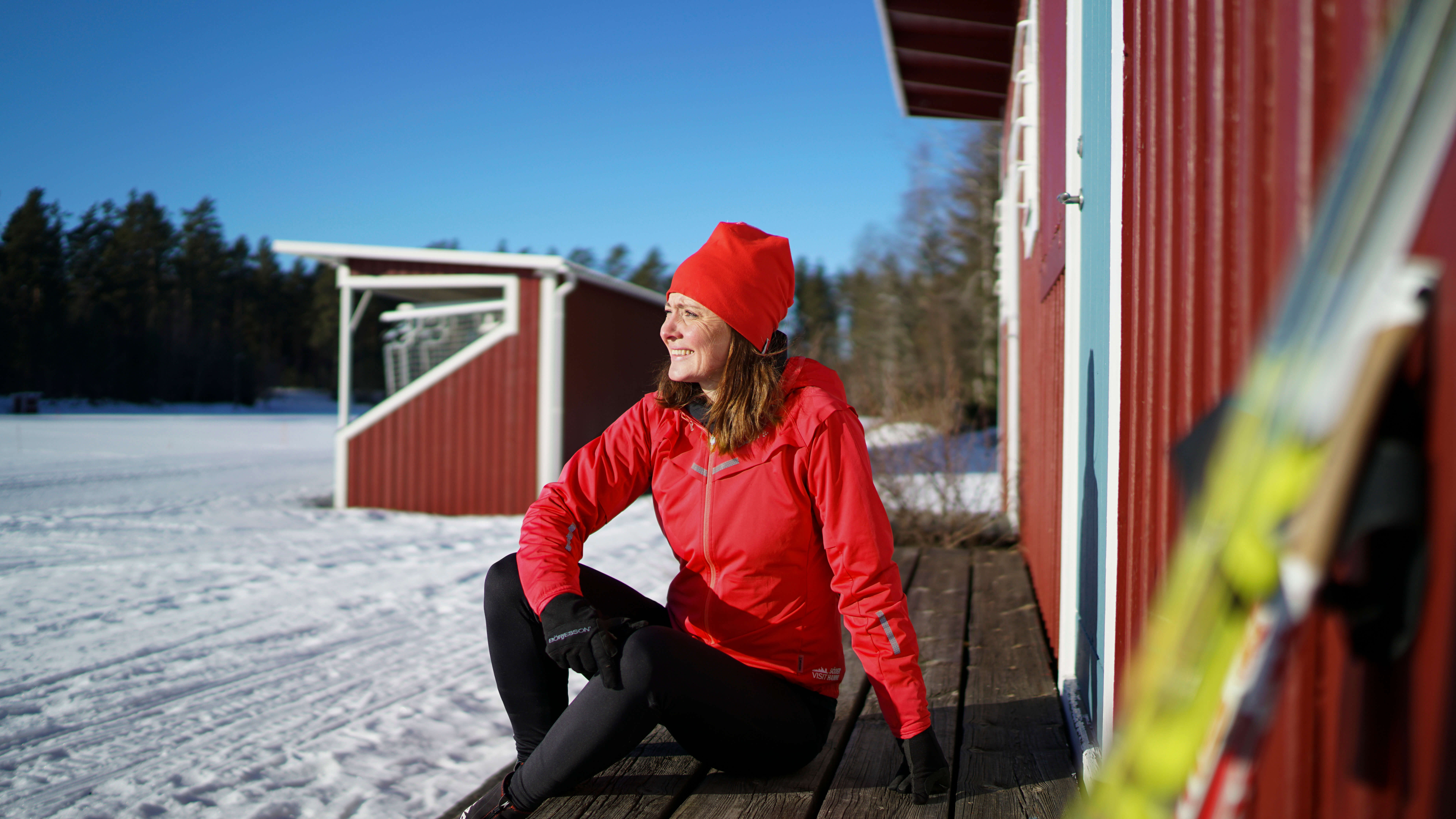 Jessica solar vid längskidspåret en vinterdag