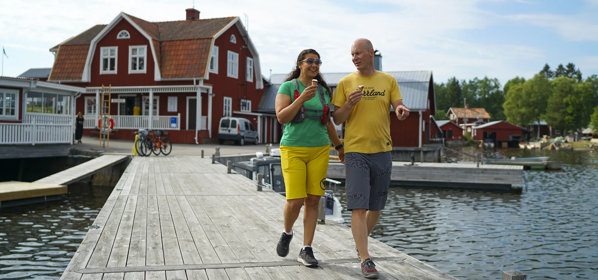 Afaf och Per-Erik stannar gärna till i Skärså och äter glass.