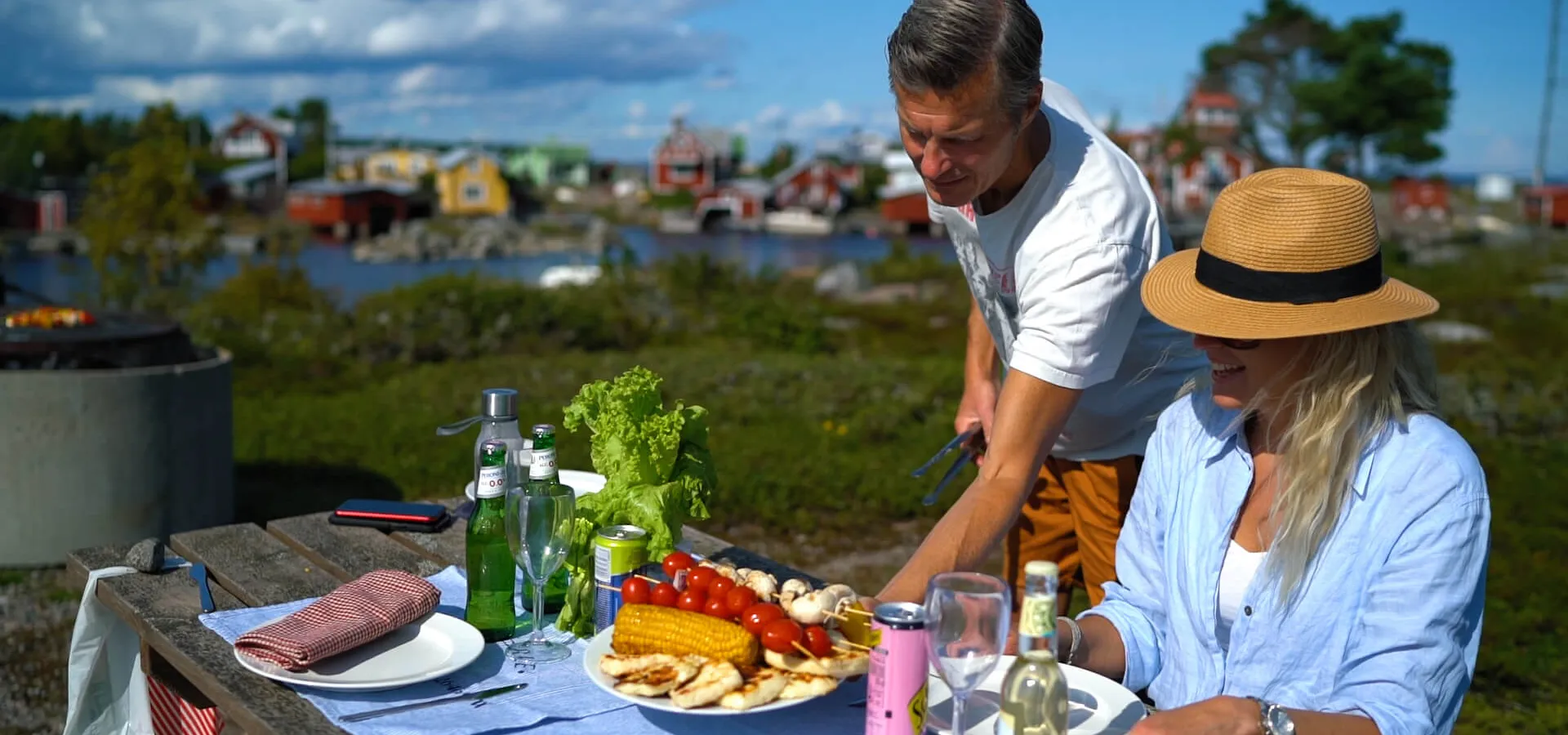 Grillat till lunch utomhus med havet i bakgrunden