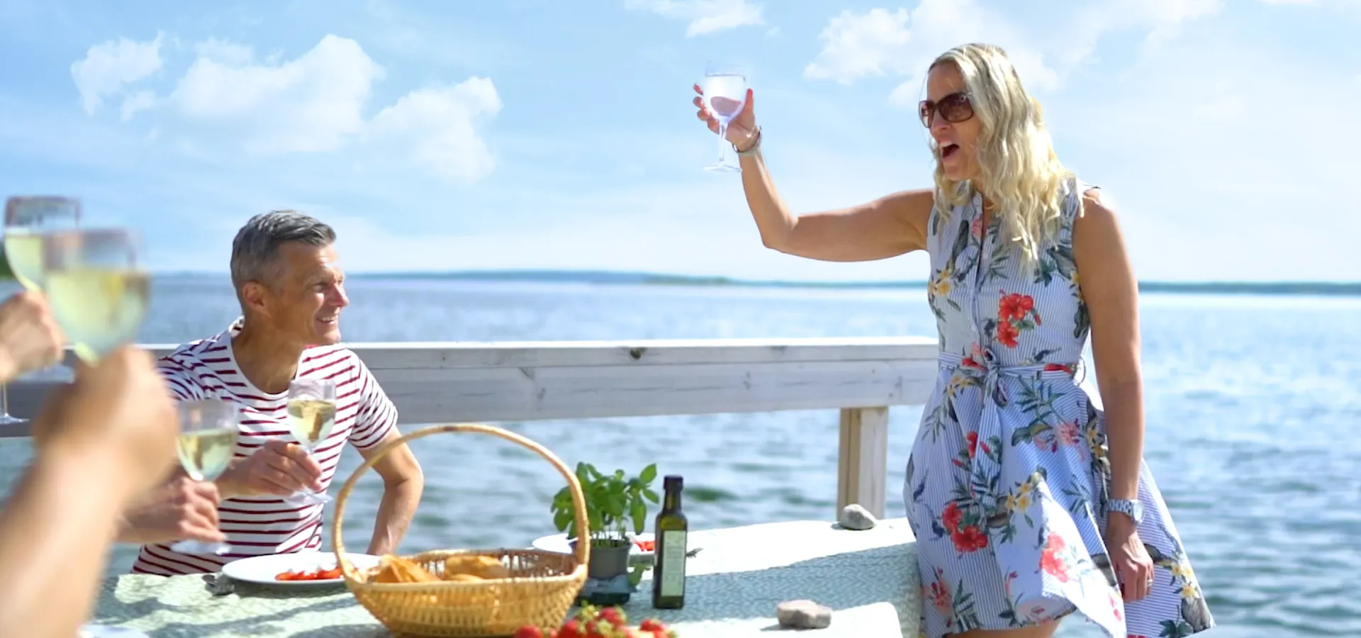 Middag utomhus med vänner med havet alldeles intill