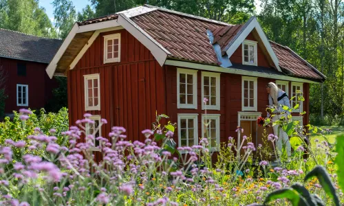 Lekstugan för alla barn på Hälsingegården Erik-Anders är verkligen en miniatyr av den stora gården.