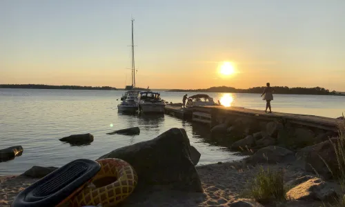 Solnedgång vid brygga