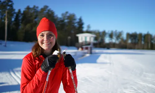 Jessica ska åka längdskidor i ett soligt Söderhamn