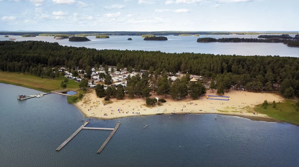 Drönarbild över Stenö havsbad och camping