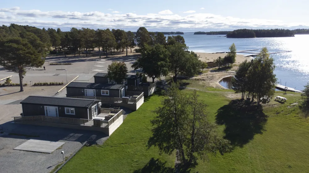 Drönarbild över Stenö havsbad och camping