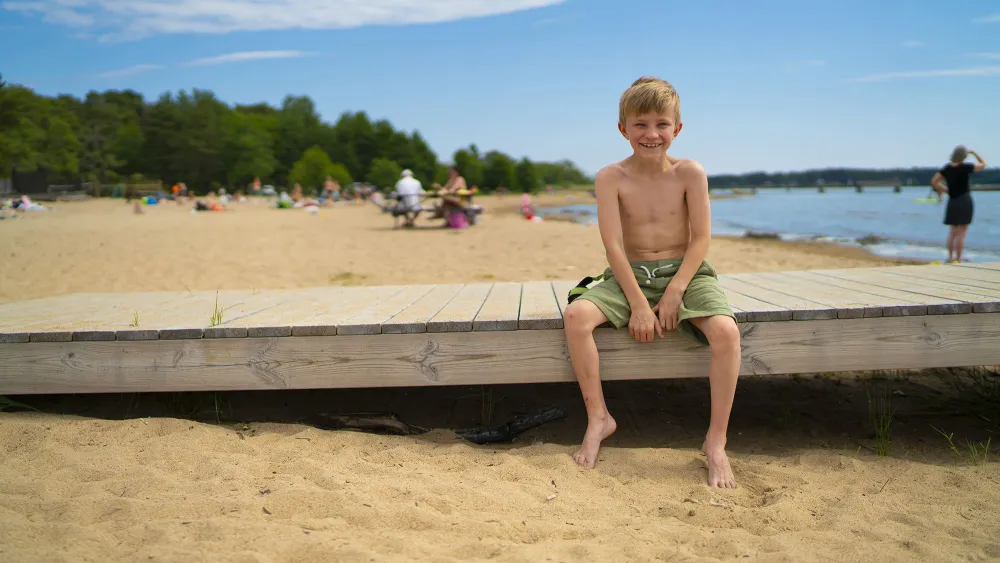 En kille vid stranden på Stenö havsbad