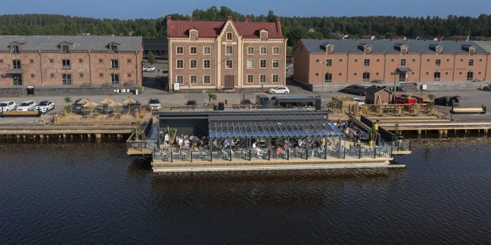 En flytande restaurang i Söderhamns inlopp