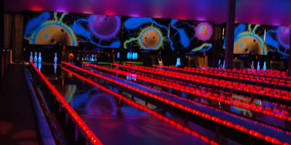 Bowlingbana med rött neonljus, discobowling