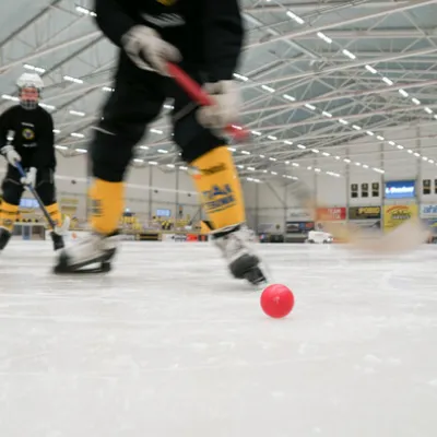 Bandy i inomhushallen Helsinge Arena