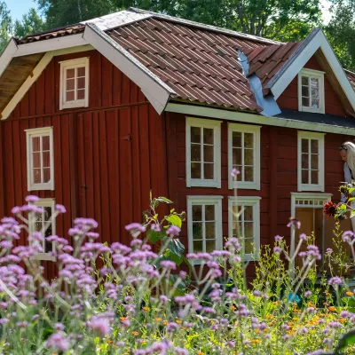 Lekstuga som ser ut som Hälsingegården Erik-Anders