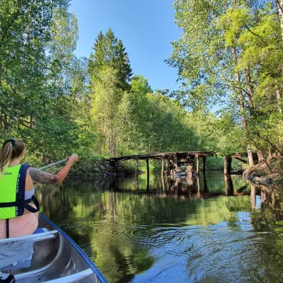 Paddeläventyr för stora och små i Ödmården, med spökbron i sikte.