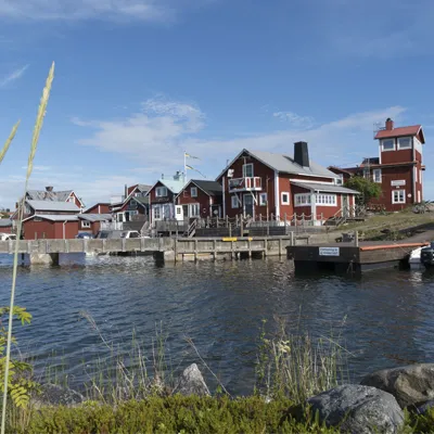 Skärgårdsidyllen Rönnskär med vandrarhemmet i lotshuset