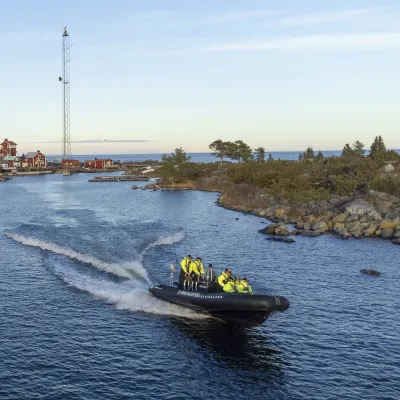 Badande barn vid Stenö havsbad