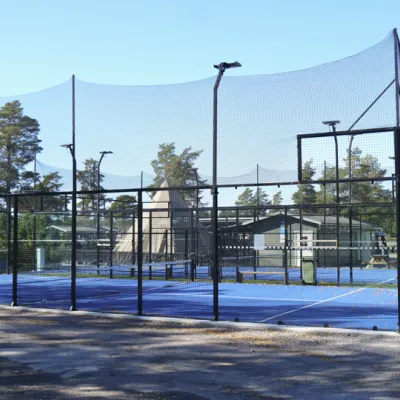 Utomhus padelbana vid Stenö havsbad och camping