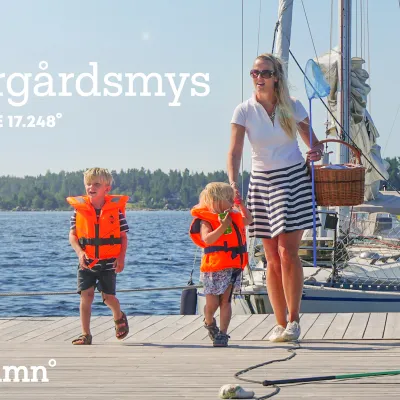 Skärgårdsmys, familj som ska åka båt i skärgården.