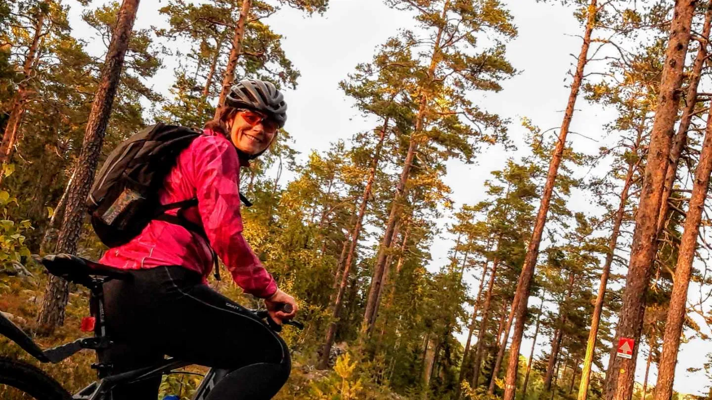 Elin Forssell cyklar på led i skogen