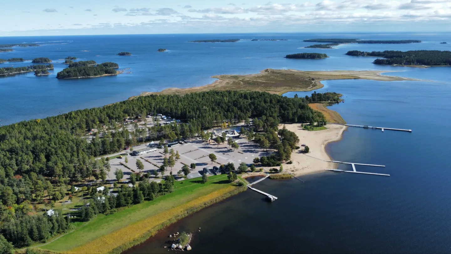 Drönarbild över Stenö havsbad och camping