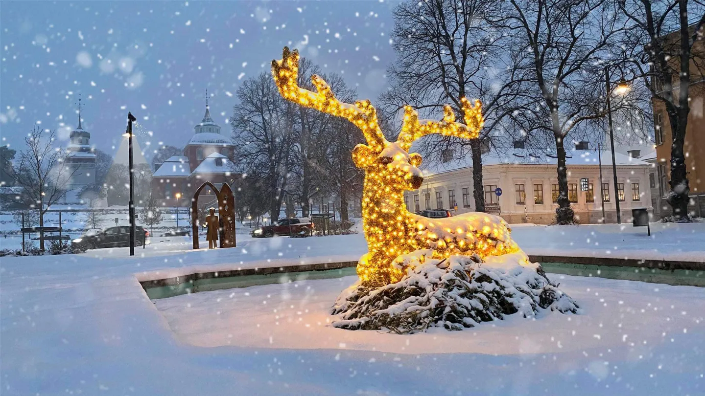 Julstämning med lysande rådjur i Rådhusparken