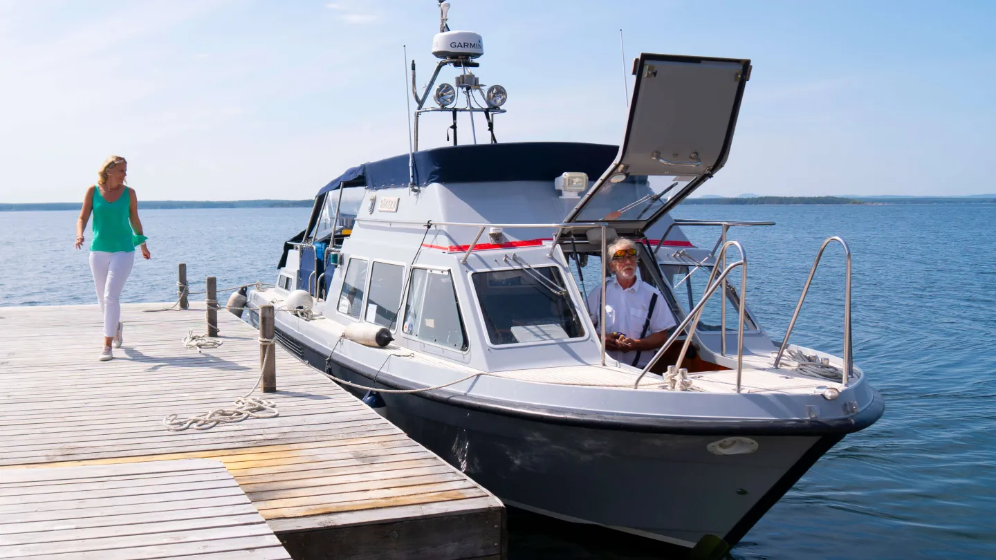 Båten M/S Hägern väntar på passagerare vid gästbryggan