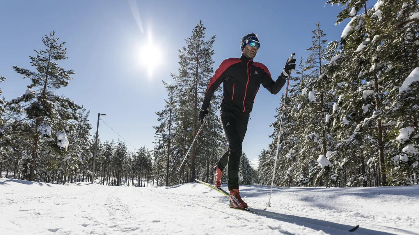 Längdskidåkning i fina spår och soligt vinterväder