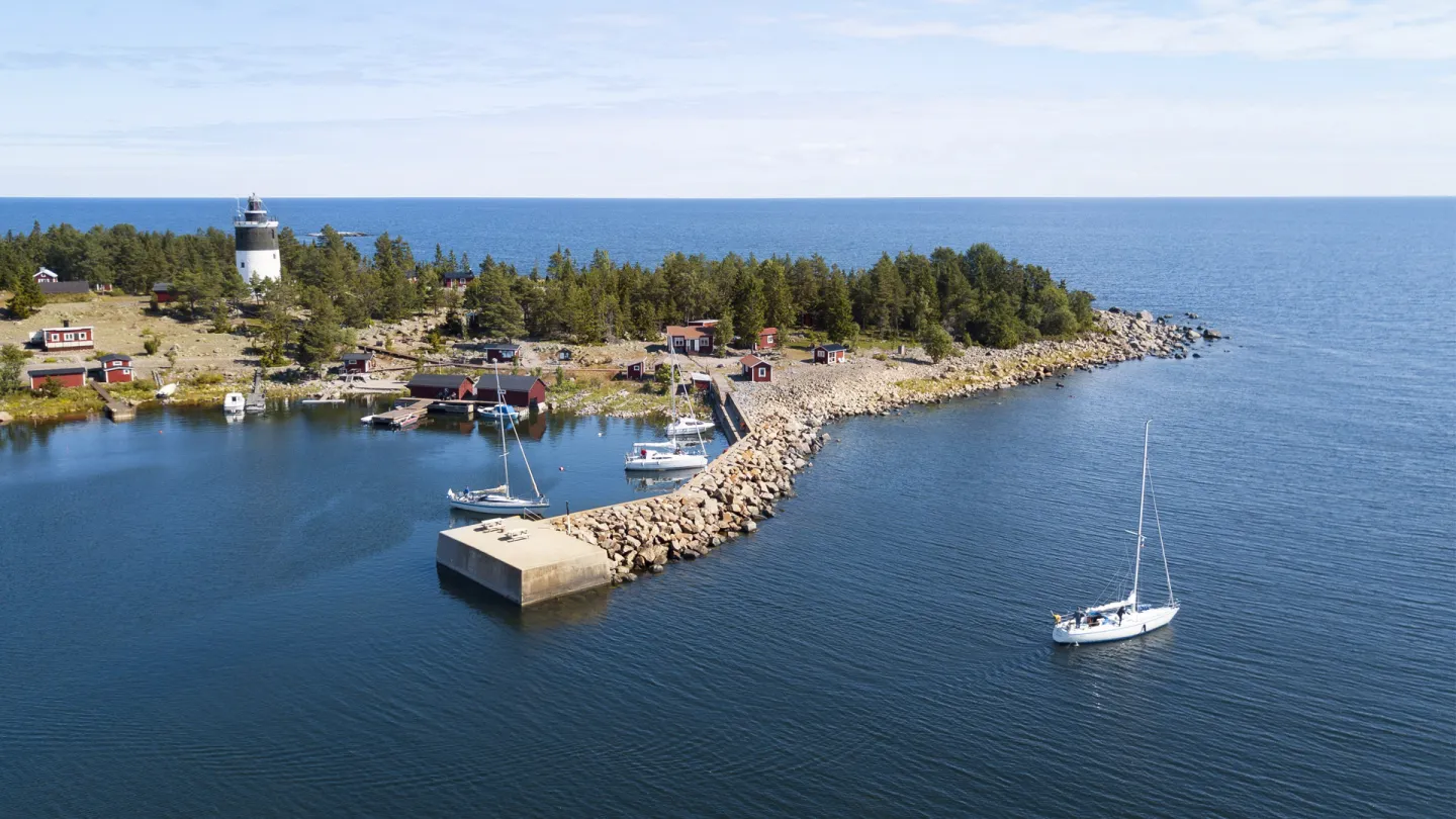 Gästhamnen Fyrhamnen på ön Storjungfrun