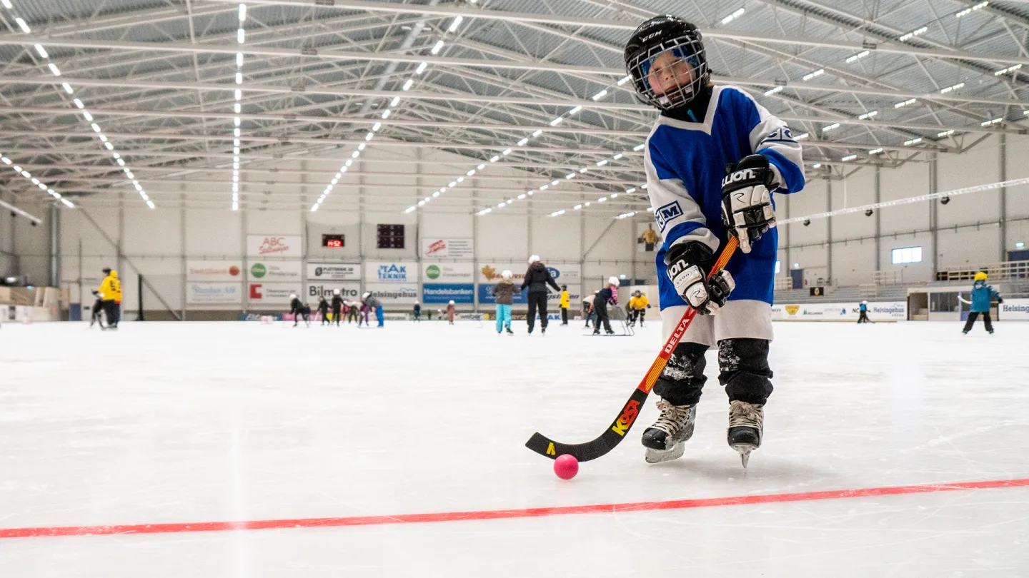 Skridskoåkning i bandyhallen